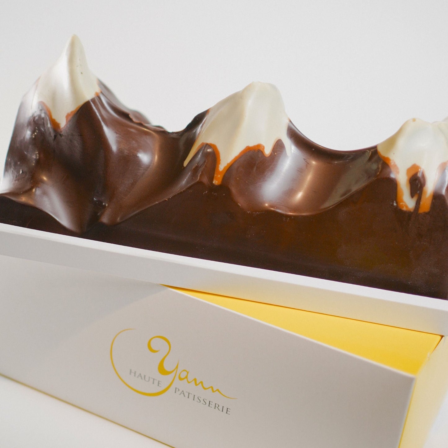 Inspired by the iconic Three Sisters mountains, this sculpted 450 g chocolate bar blends single-origin Valrhona Ghana dark chocolate with white chocolate peaks filled with hazelnut crunch praliné. A luxurious chocolate made to share.