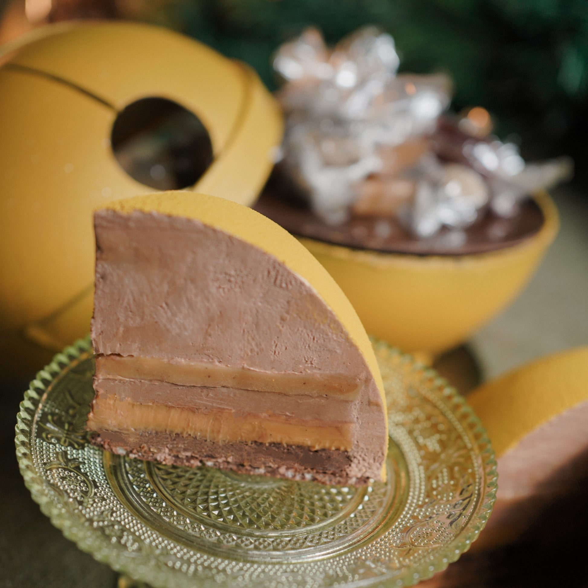 Our richest holiday cake — Jolly highlights single-origin Valrhona Venezuela 72% chocolate in four unique textures: mousse, crémeux, cake, and crunchy layers. Paired with salted caramel spread and caramel crème brûlée. Topped with vanilla caramel, vanilla marshmallow, and strawberry pâte de frui