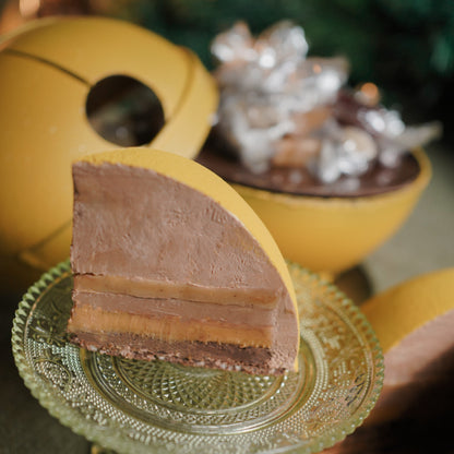 Our richest holiday cake — Jolly highlights single-origin Valrhona Venezuela 72% chocolate in four unique textures: mousse, crémeux, cake, and crunchy layers. Paired with salted caramel spread and caramel crème brûlée. Topped with vanilla caramel, vanilla marshmallow, and strawberry pâte de frui