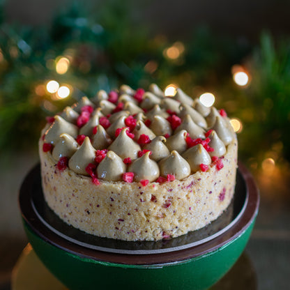 A celebration of pistachio and citrus. Merry features pistachio chantilly, pistachio cake, orange blossom crème brûlée, raspberry–lemon biscuit, and pistachio feuilletine crunch. Finished with festive treats including an orange blossom marshmallow bowl and pistachio–raspberry pale